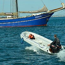 Jan mit seinem Motorboot