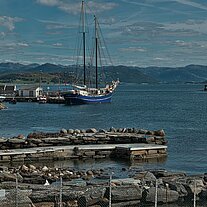 die Zephyr im Hafen von Åmøy