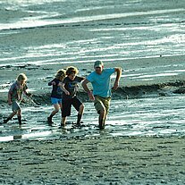 Kinder spielen im Watt
