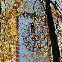 Kirchturm hinter Laub Kirchturm hinter Laub