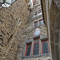 Blick im Innenhof nach oben Blick im Innenhof nach oben