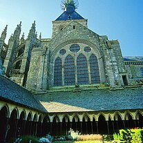 Der Kreuzgang mit Kirche Der Kreuzgang mit Kirche