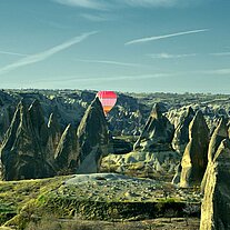 roter Ballon zwischen den Tuffsteinpyramiden