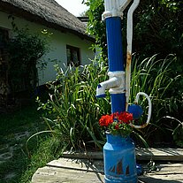 blaue Pumpe mit Blumen