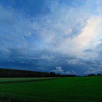 Abendwolken vor dem Dachfenster Abendwolken vor dem Dachfenster