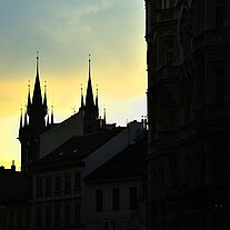 Silhouette der Tyn Kirche am Abend Silhouette der Tyn Kirche am Abend
