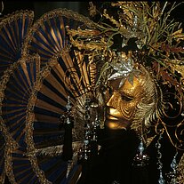 Goldmaske mit Blauen Fächern nah