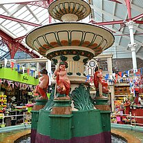 Brunnen in der Markthalle Brunnen in der Markthalle