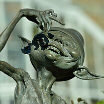 Kobold freut sich über eine Raupe Kobold freut sich über eine Raupe
