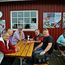 wir am Tisch in der Fischraucherei wir am Tisch in der Fischraucherei