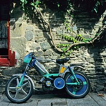 altes Motorrad an der Wand