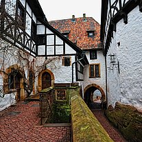Innenhof und Eingangstor Innenhof und Eingangstor