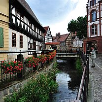 Straße mit Wasserlauf zwischen Fachwerkhäuser Straße mit Wasserlauf zwischen Fachwerkhäuser