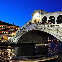 Die Rialto Brücke am Abend