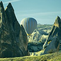 Ballon zwischen den Tuffsteinpyramiden