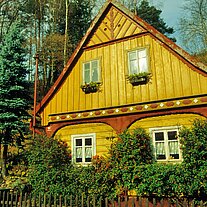Holzhaus an der Strasse Fassade