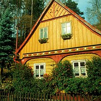 Holzhaus an der Strasse Fassade