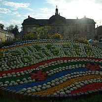 Schloss mit Blumenarrangement Schloss mit Blumenarrangement