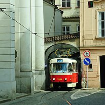 Tram zwängt sich durch eine Gasse Tram zwängt sich durch eine Gasse