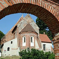 Kirche von Altenkirchen durch Torbogen Kirche von Altenkirchen durch Torbogen