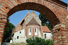 Kirche von Altenkirchen durch Torbogen Kirche von Altenkirchen durch Torbogen