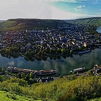 Blick von der Burg auf die Moselschleife Blick von der Burg auf die Moselschleife