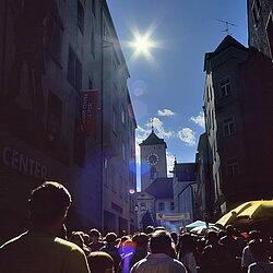 Blick zum alten Rathaus mit Gegenlicht