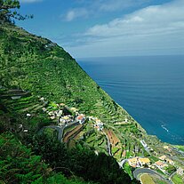 Porto Moniz mit Terassen am Berg Porto Moniz mit Terassen am Berg