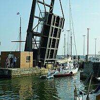 Boot fährt unter der Zugbrücke durch Boot fährt unter der Zugbrücke durch