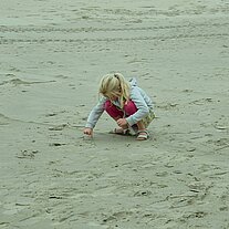 Mädchen spielt im Sand