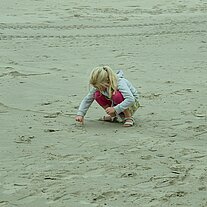 Mädchen spielt im Sand Mädchen spielt im Sand