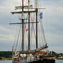 Segler verläßt den Hafen Segler verläßt den Hafen