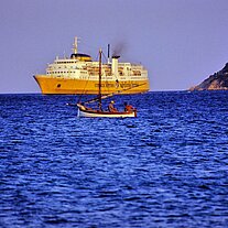 Fischerboot vor Fährschiff Fischerboot vor Fährschiff