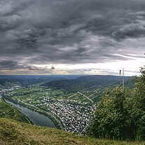 Das Moseltal vom Bremmer Gipfelkreuz