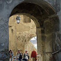 Gang durch das Tor in die Altstadt Gang durch das Tor in die Altstadt