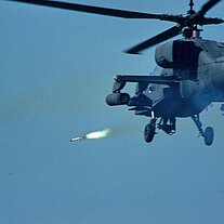 Kampfhubschrauber feuert Raketen