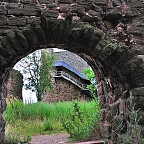 Der Bergfried durch eine Torbogen Der Bergfried durch eine Torbogen