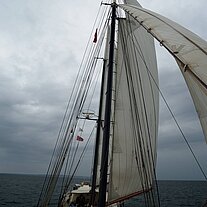 mit kräftigem Wind gehts weiter