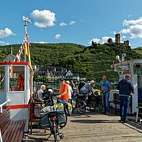 Gaby auf der Fähre nach Beilstein