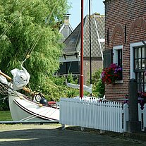 Boot schaut hinter Haus vor Boot schaut hinter Haus vor