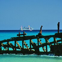 Segelbootwrack mit Kreuzfahrtschiff uSurfern Segelbootwrack mit Kreuzfahrtschiff uSurfern