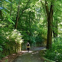 Gaby auf dem Weg zur Burg hinauf Gaby auf dem Weg zur Burg hinauf