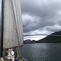 unter der Lysefjord-Brücke durch