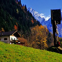 der Longfallhof mit Marterl und Ifinger der Longfallhof mit Marterl und Ifinger
