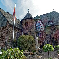 im Innenhof der Burg