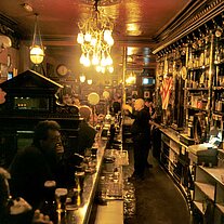 in der Long Hall Bar in der Long Hall Bar