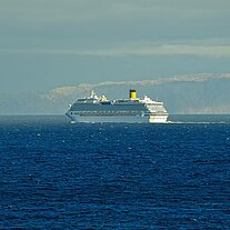 Kreuzfahrtschiff fährt am Abend vorbei Kreuzfahrtschiff fährt am Abend vorbei
