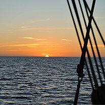 Sonnenaufgang und Takelage Sonnenaufgang und Takelage