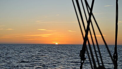 Sonnenaufgang und Takelage