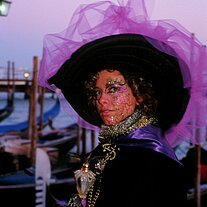 Dame in lila